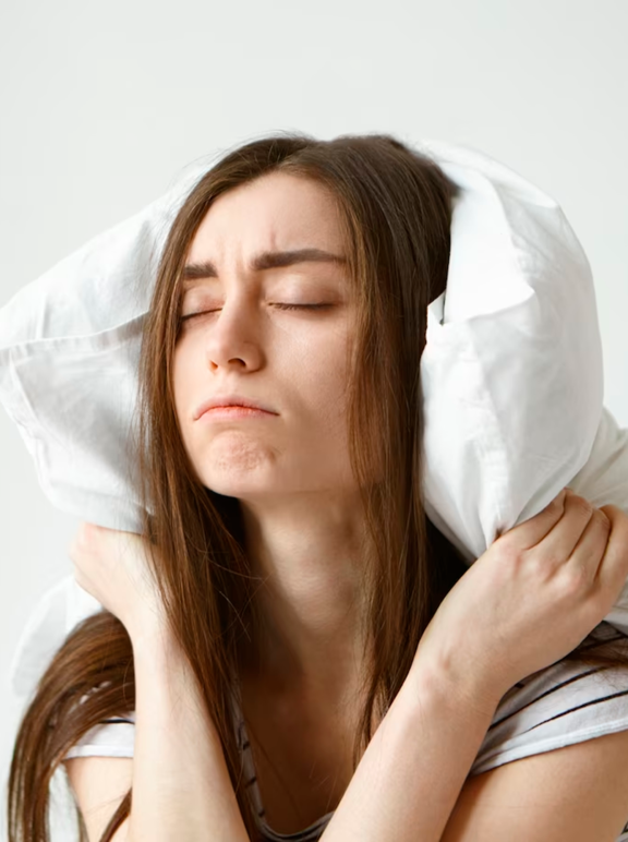 Mulher com insônia - o consumo do hormônio do sono ajuda a iniciar o sono, mas não a mantê-lo.