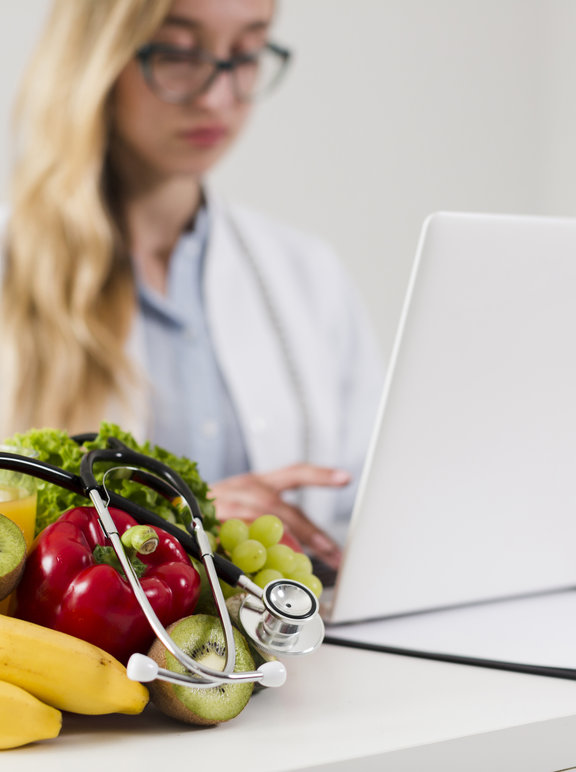 Médica avaliando o estado nutricional dos seus pacientes no seu computador