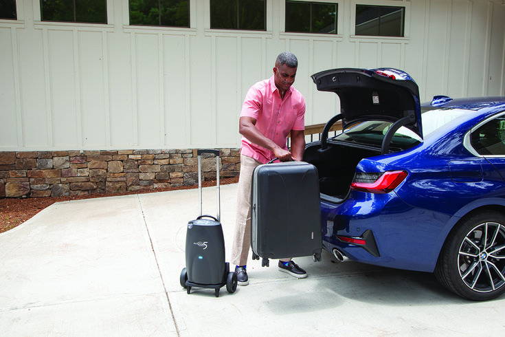 Homem indo viajar com seu concentrador transportável para oxigenoterapia domiciliar